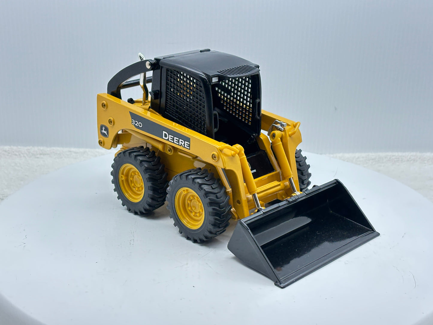 1/16 John Deere 320
