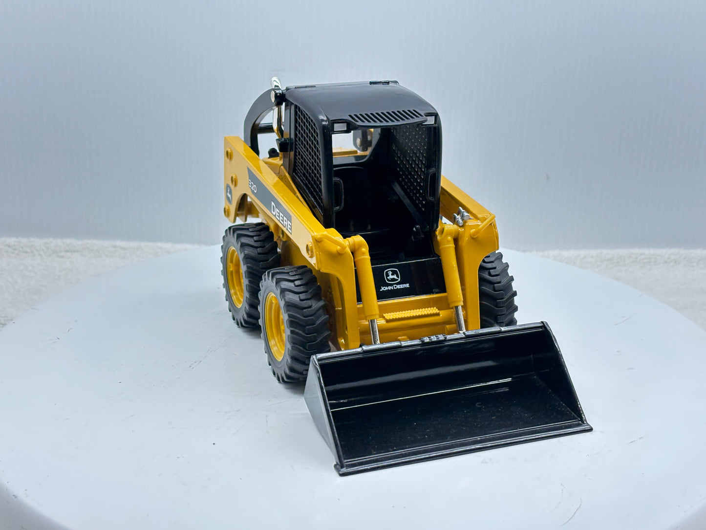 1/16 John Deere 320