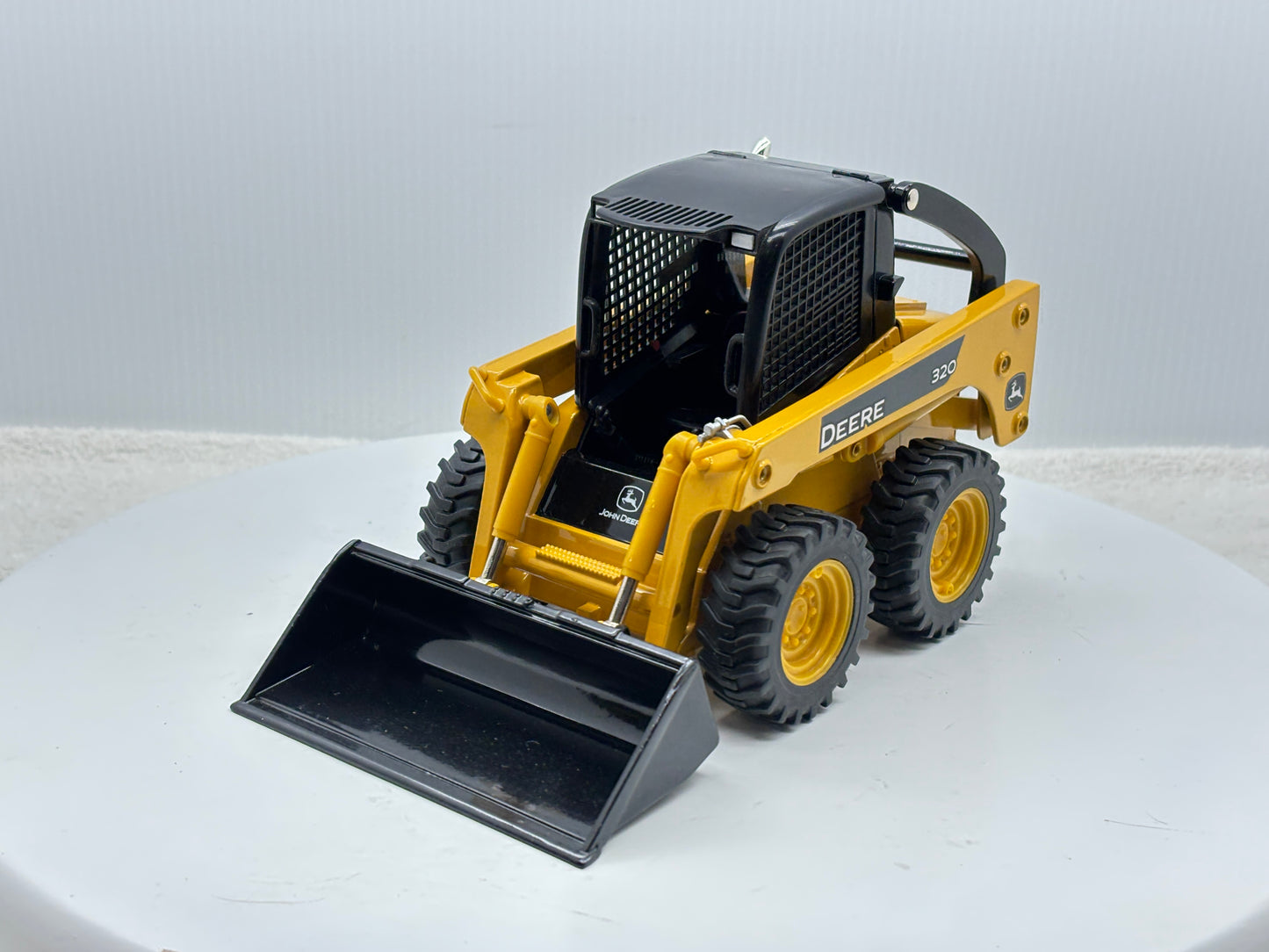 1/16 John Deere 320