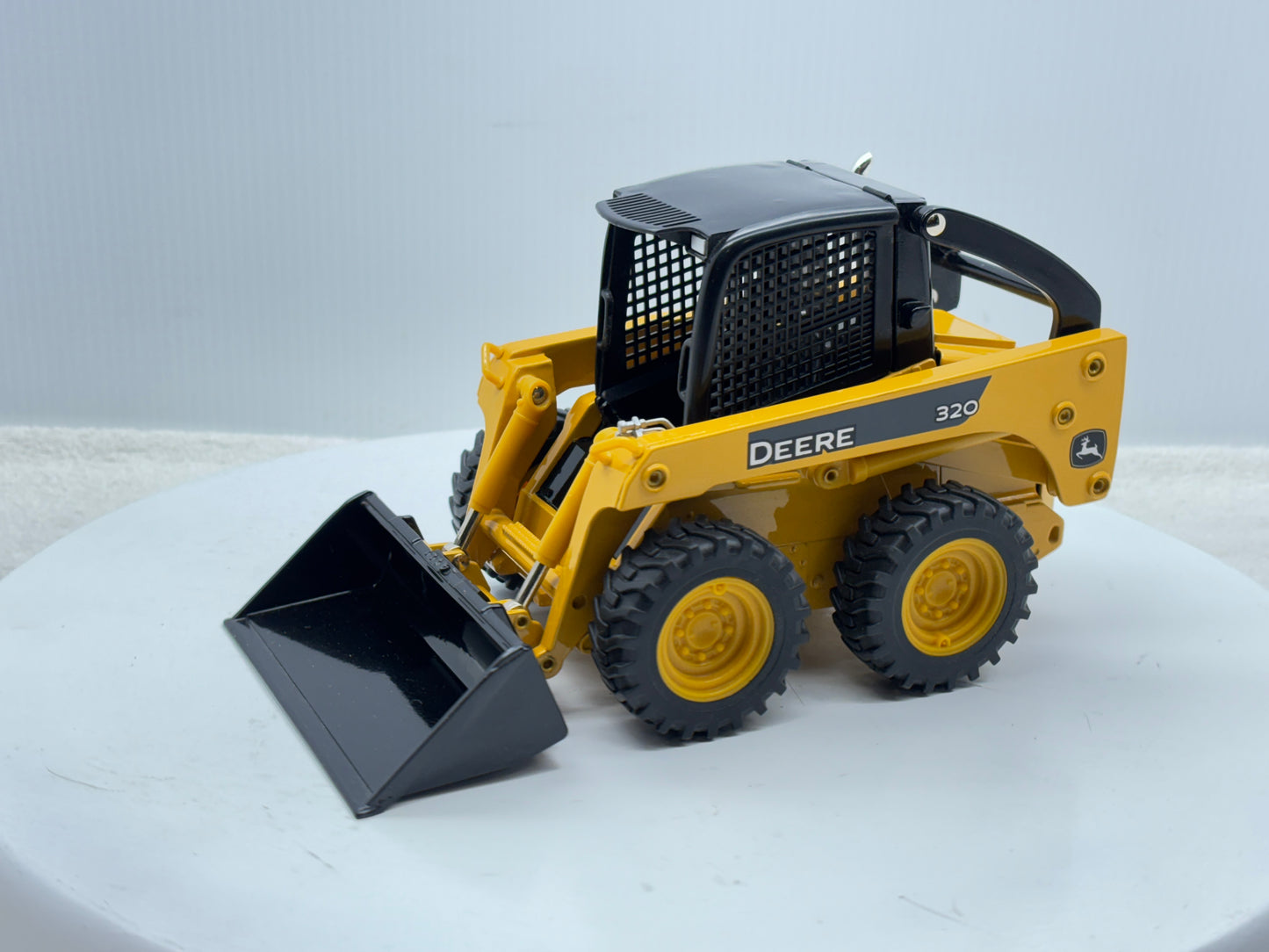 1/16 John Deere 320