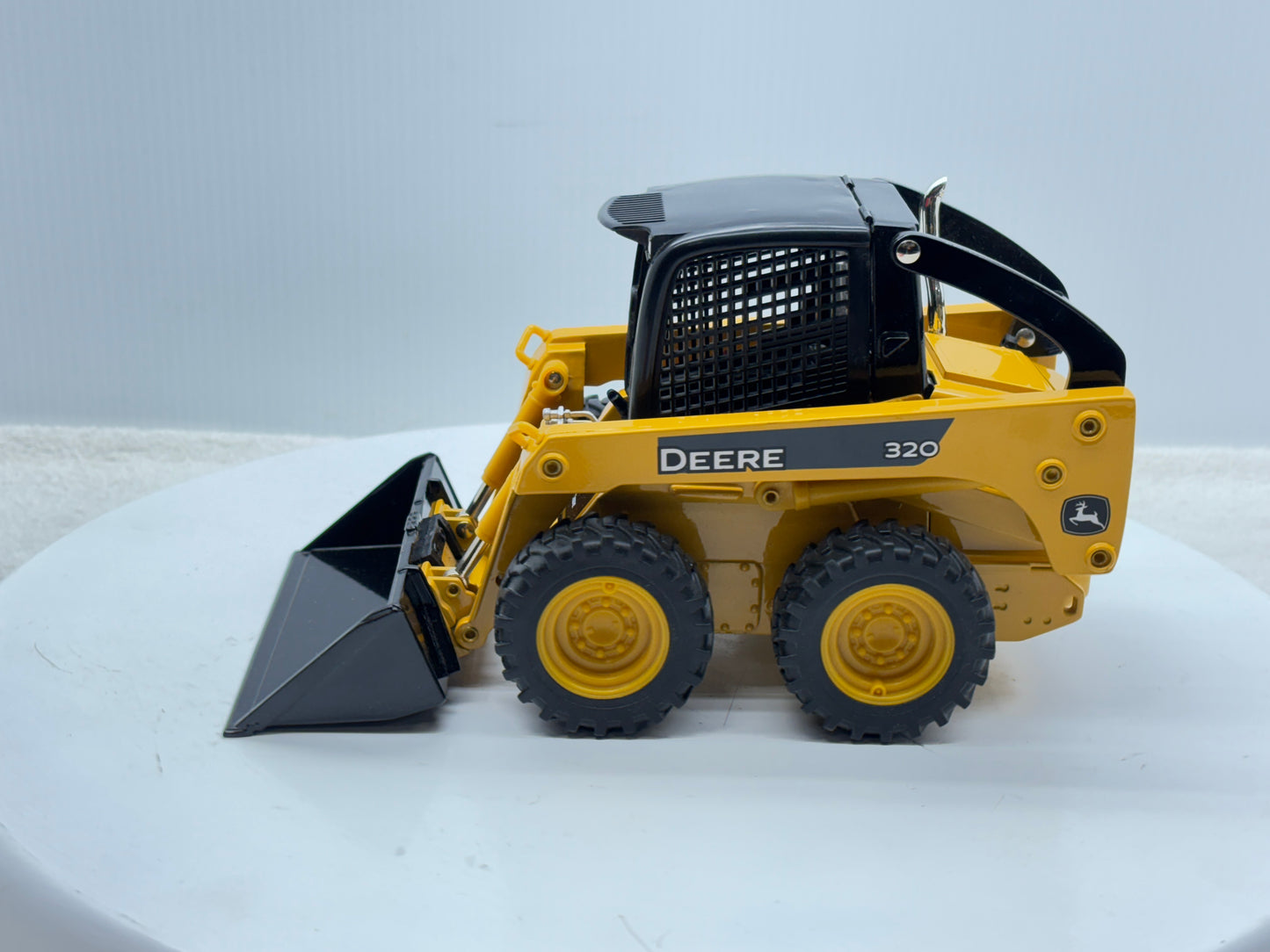 1/16 John Deere 320