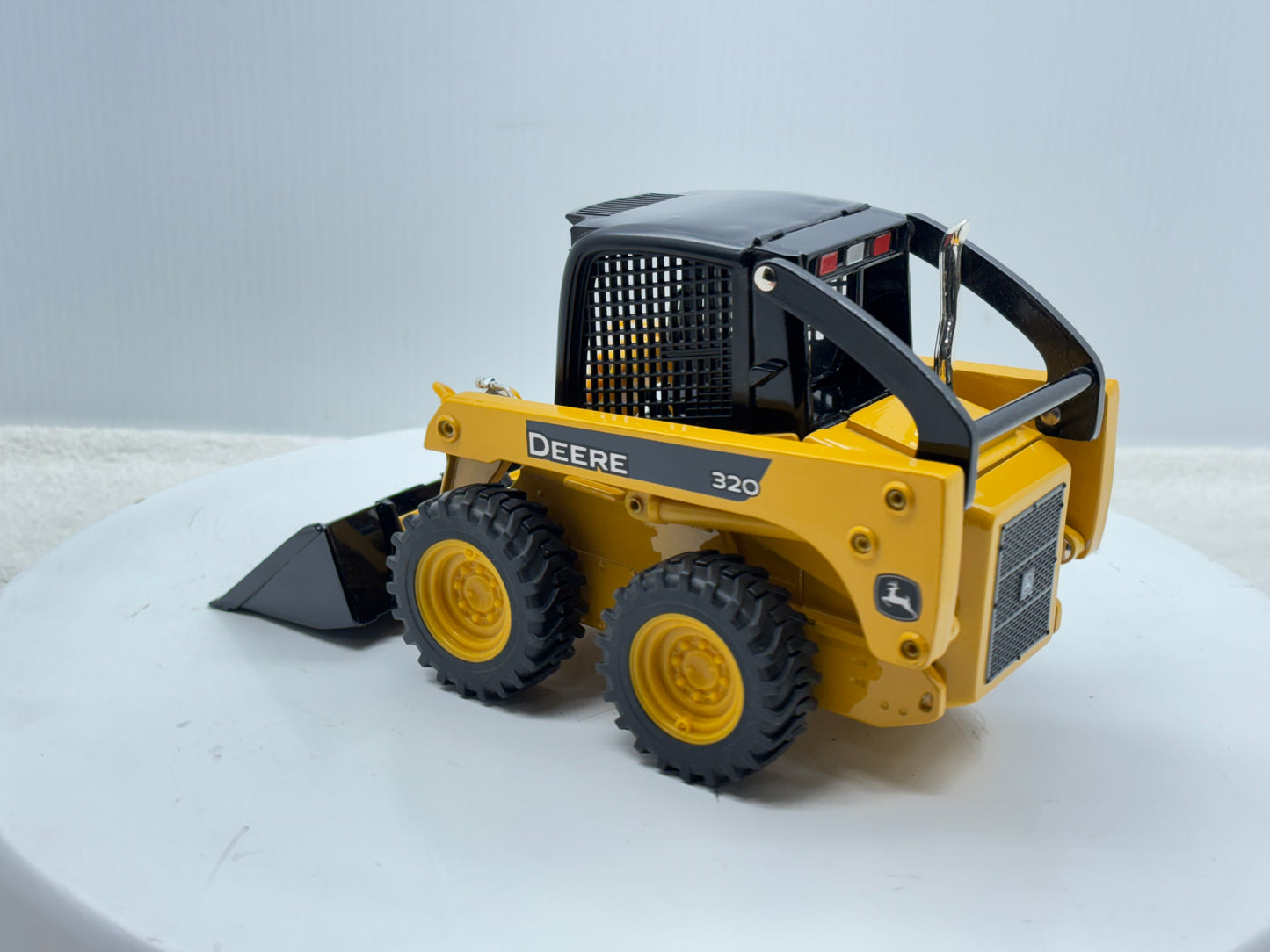 1/16 John Deere 320