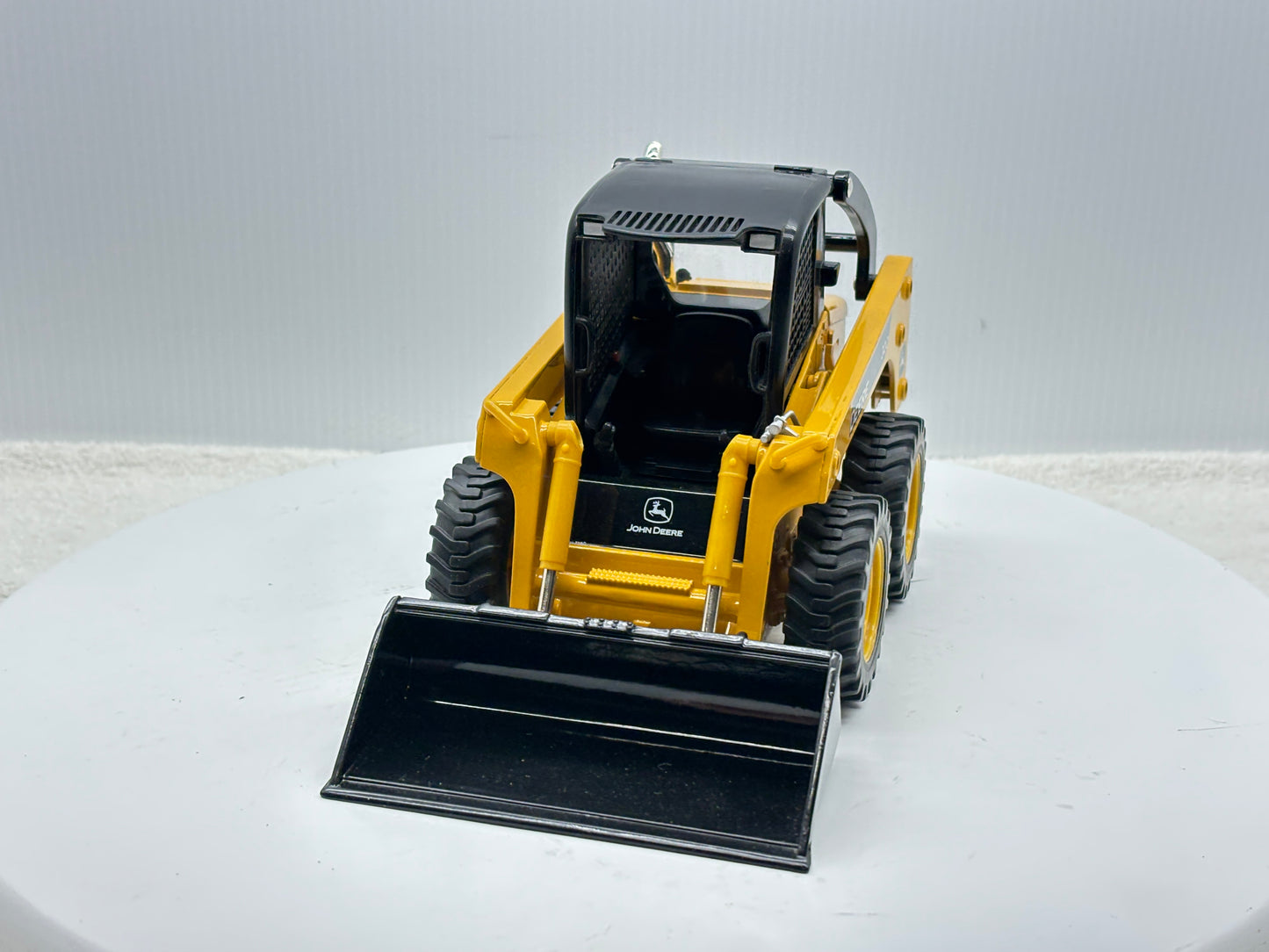1/16 John Deere 320