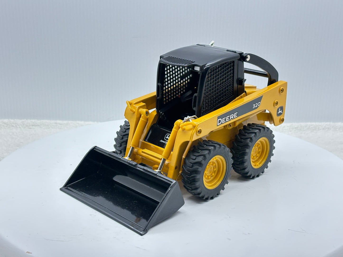 1/16 John Deere 320