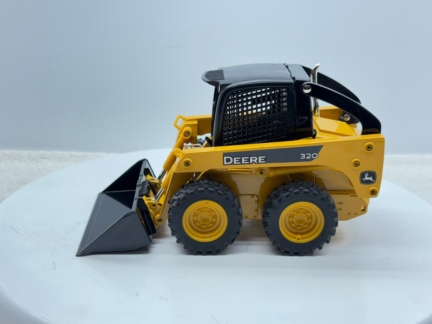 1/16 John Deere 320