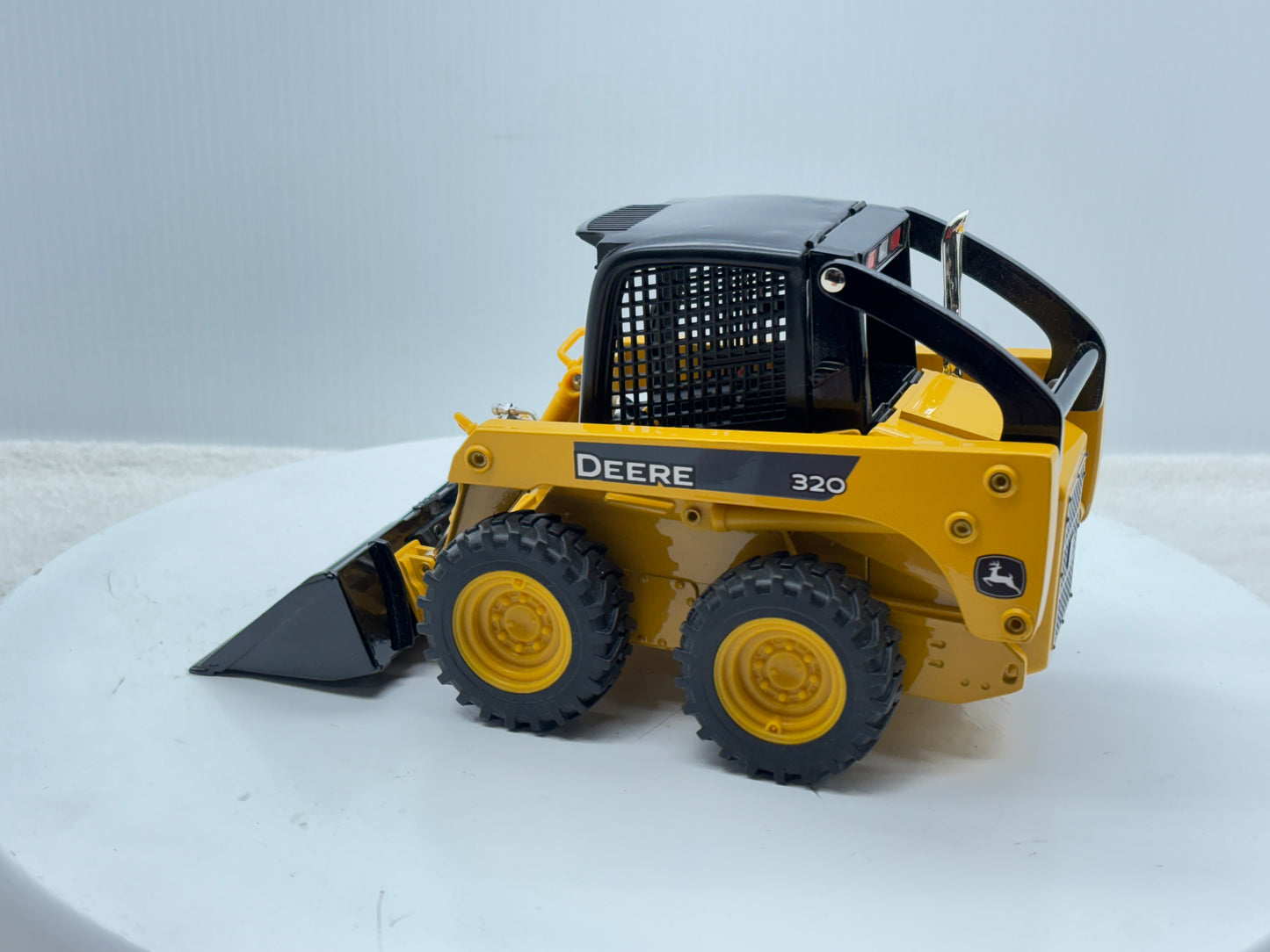 1/16 John Deere 320