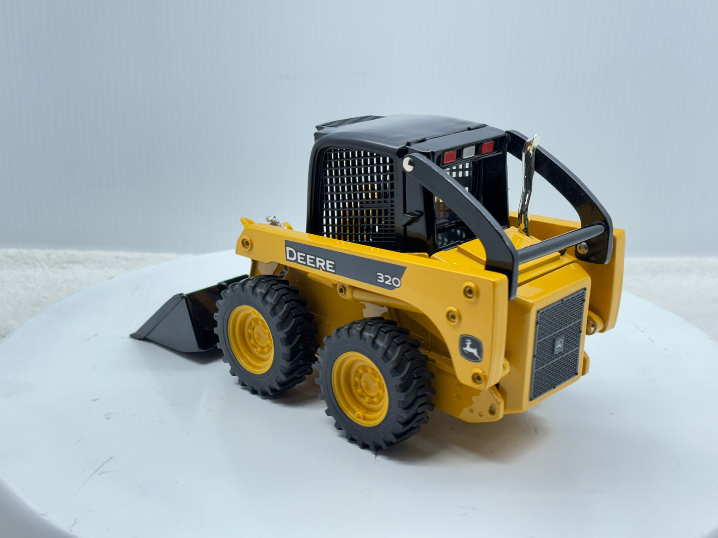1/16 John Deere 320