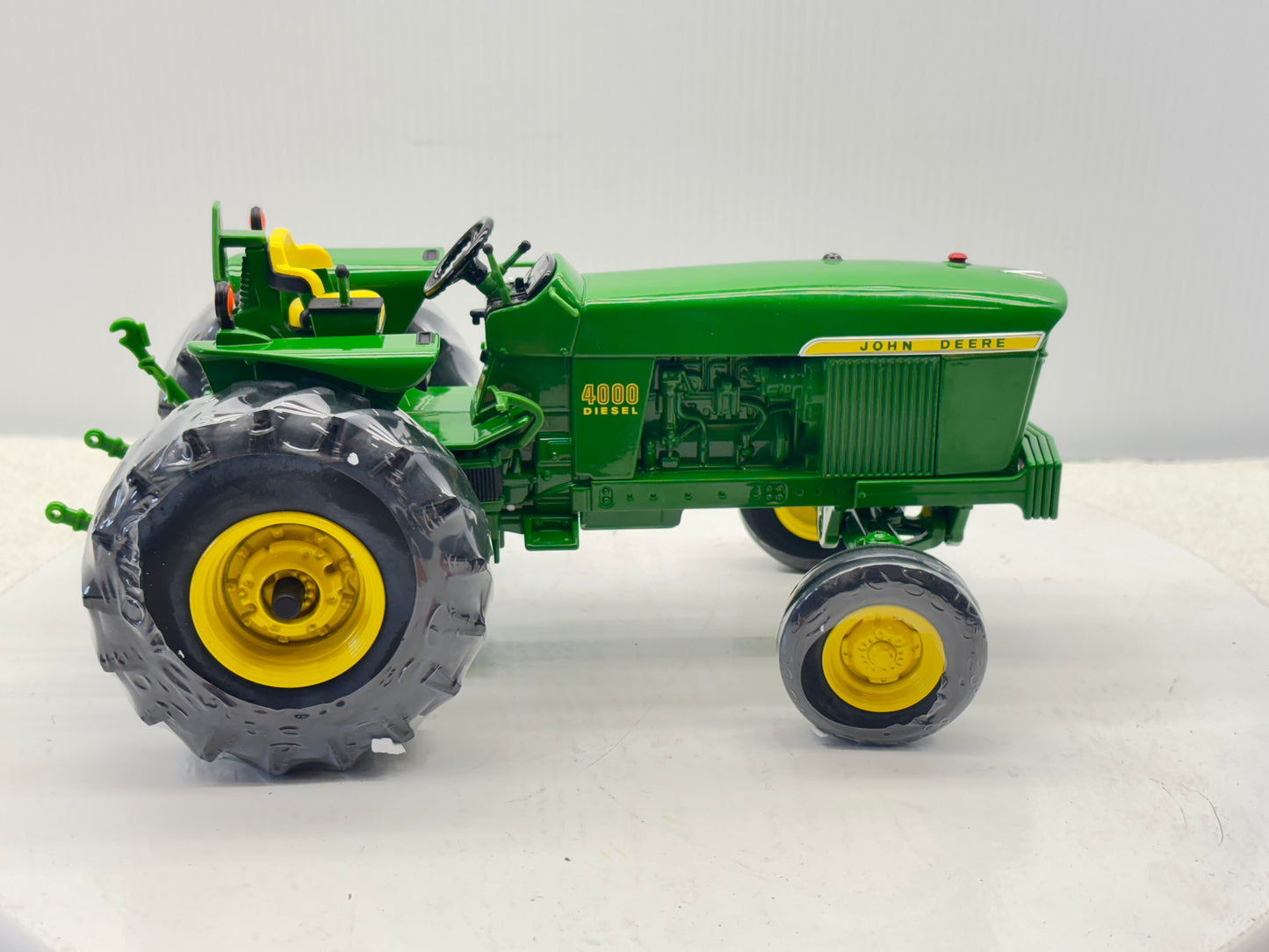 1/16 John Deere 4000 Two Cylinder