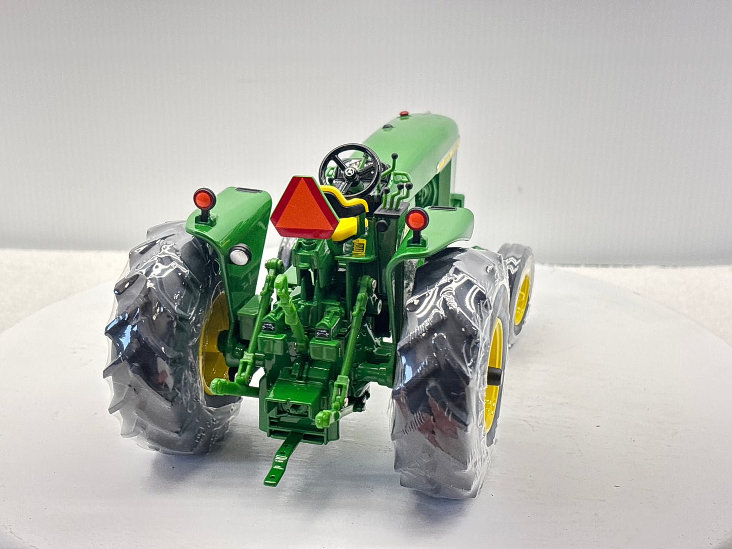 1/16 John Deere 4000 Two Cylinder