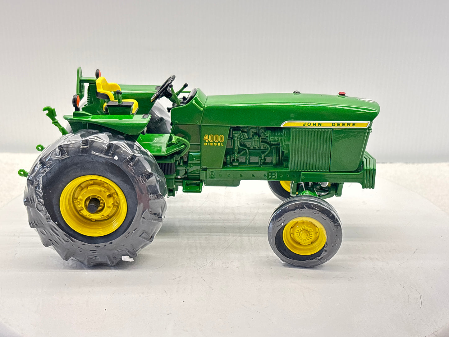 1/16 John Deere 4000 Two Cylinder