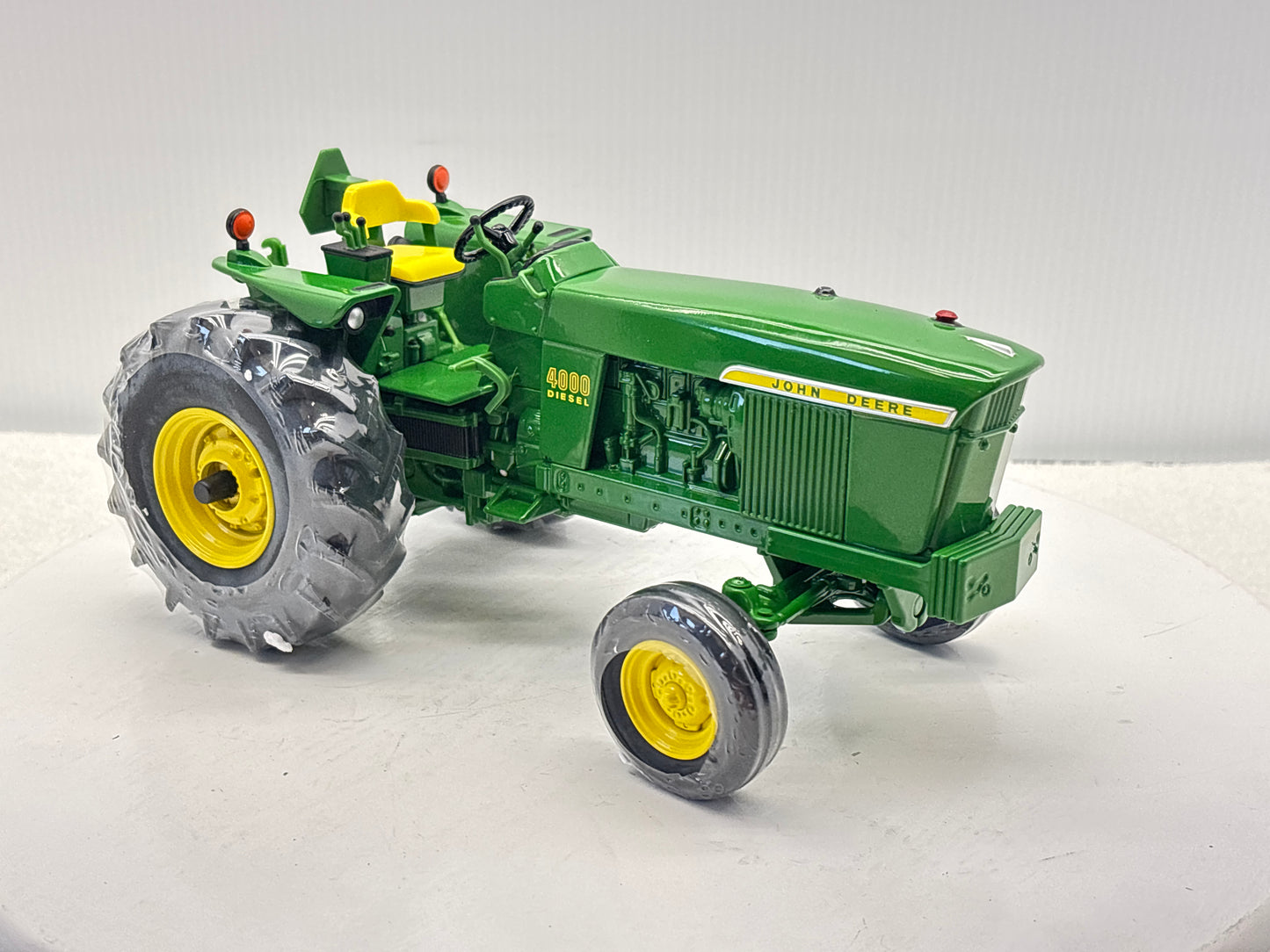 1/16 John Deere 4000 Two Cylinder