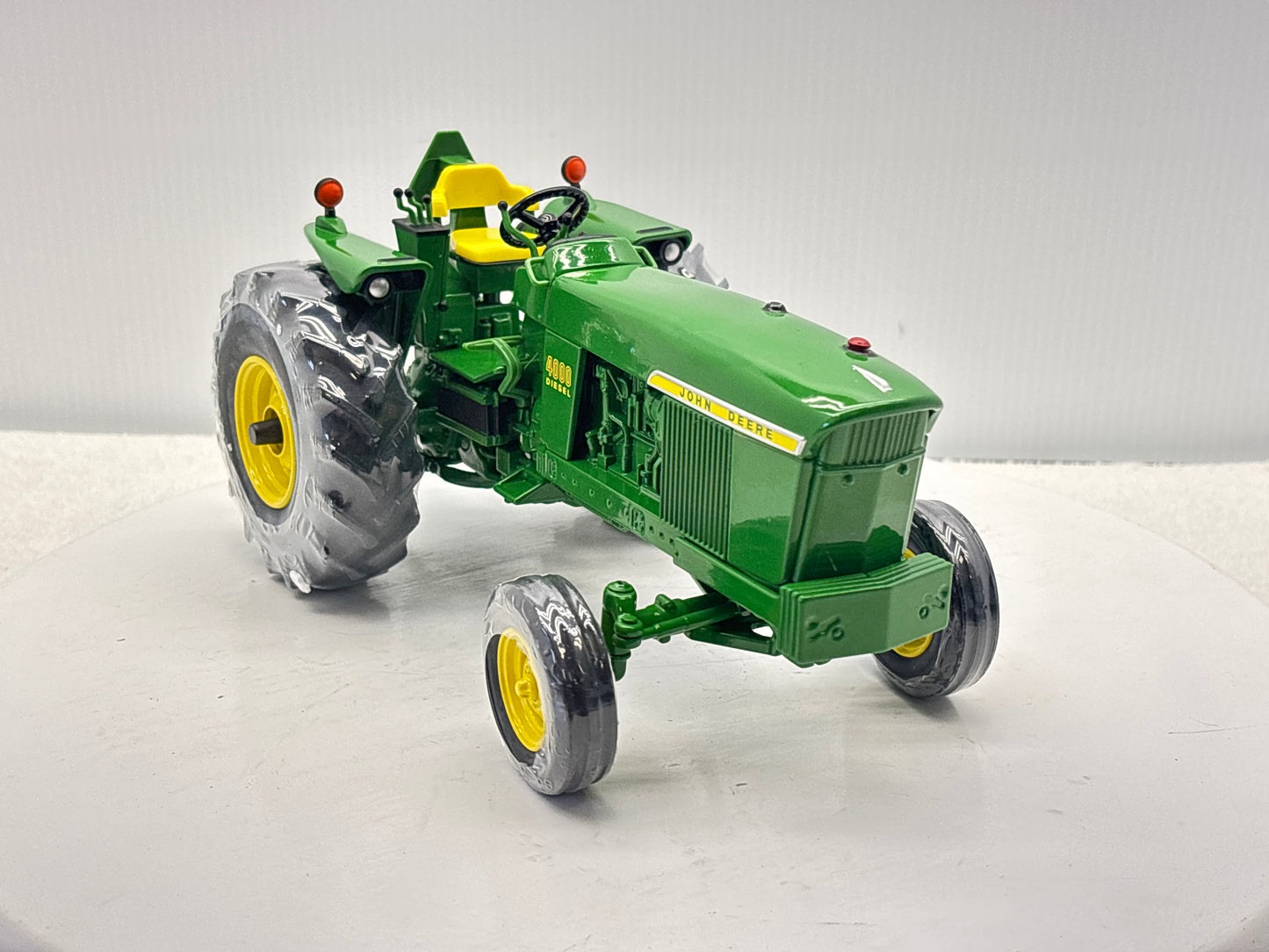 1/16 John Deere 4000 Two Cylinder