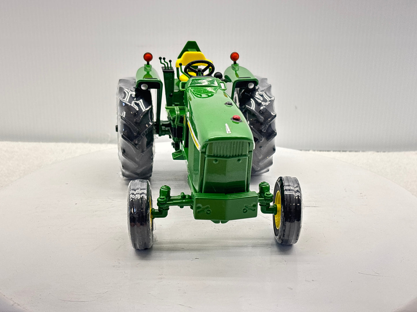 1/16 John Deere 4000 Two Cylinder