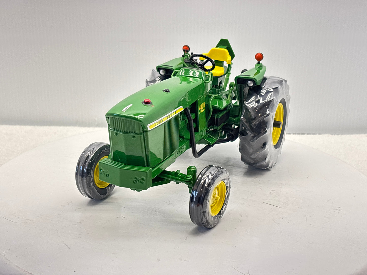 1/16 John Deere 4000 Two Cylinder