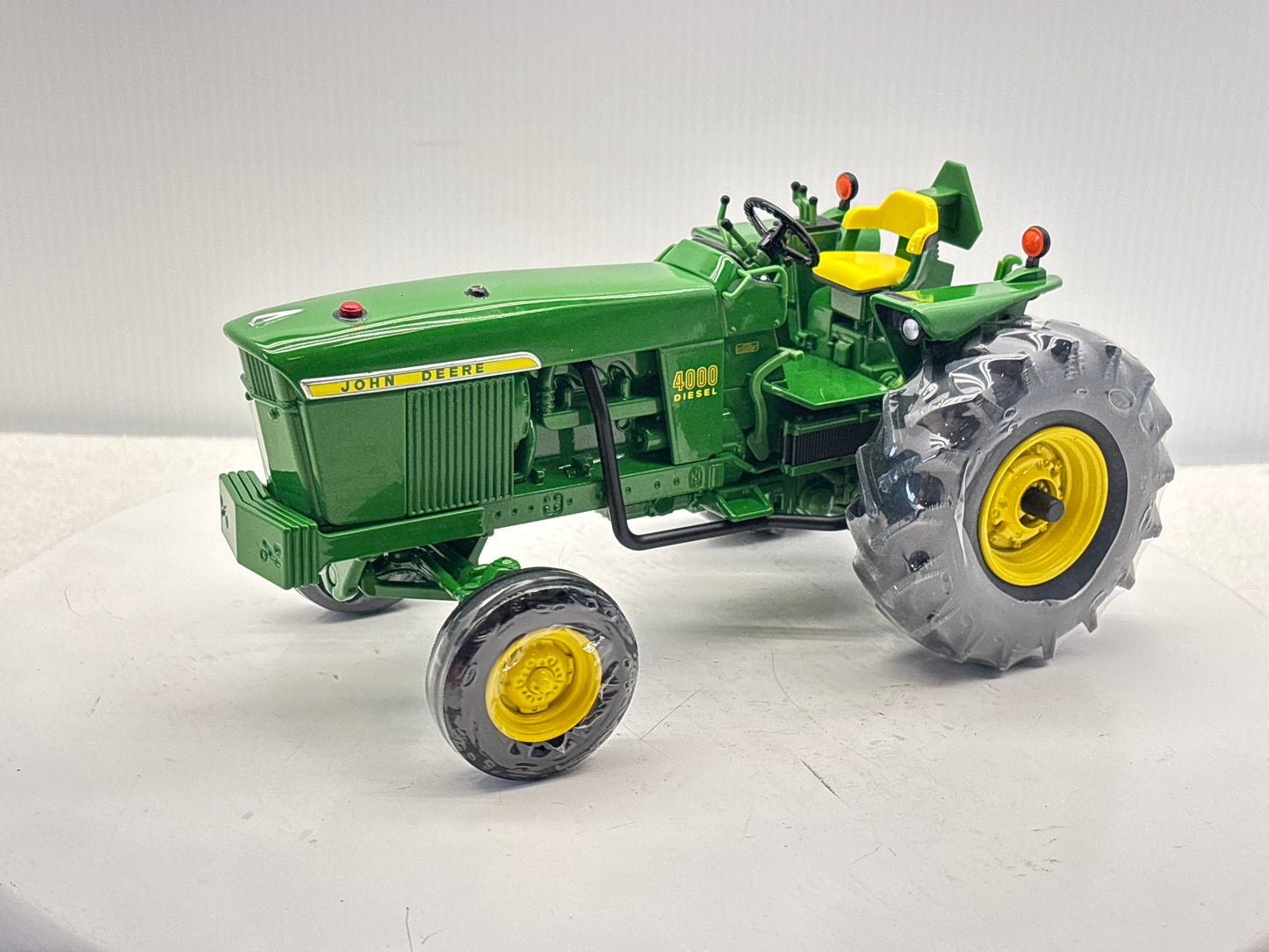 1/16 John Deere 4000 Two Cylinder