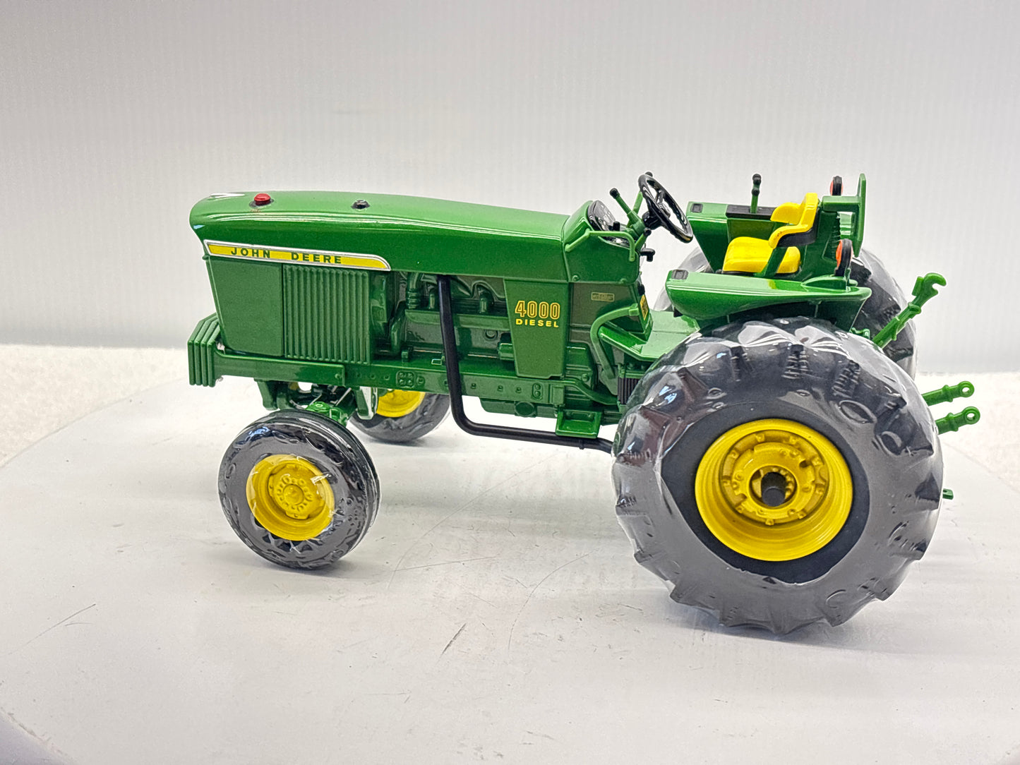1/16 John Deere 4000 Two Cylinder