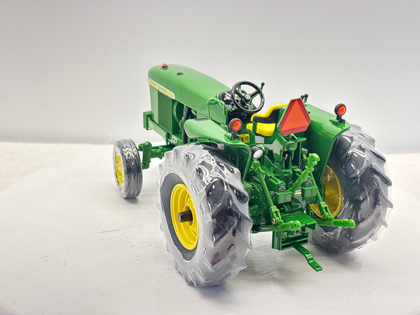 1/16 John Deere 4000 Two Cylinder