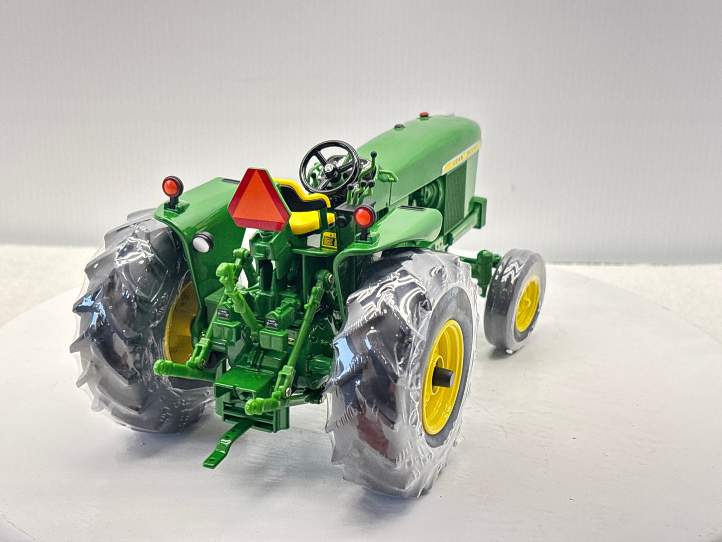 1/16 John Deere 4000 Two Cylinder