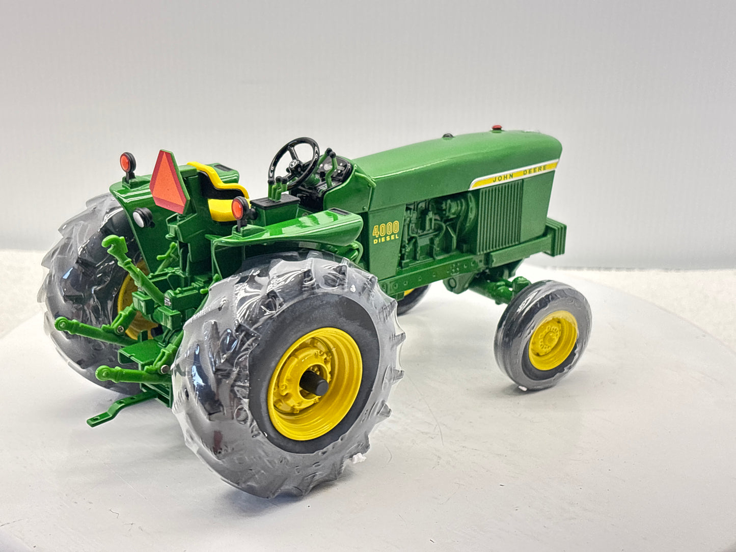 1/16 John Deere 4000 Two Cylinder