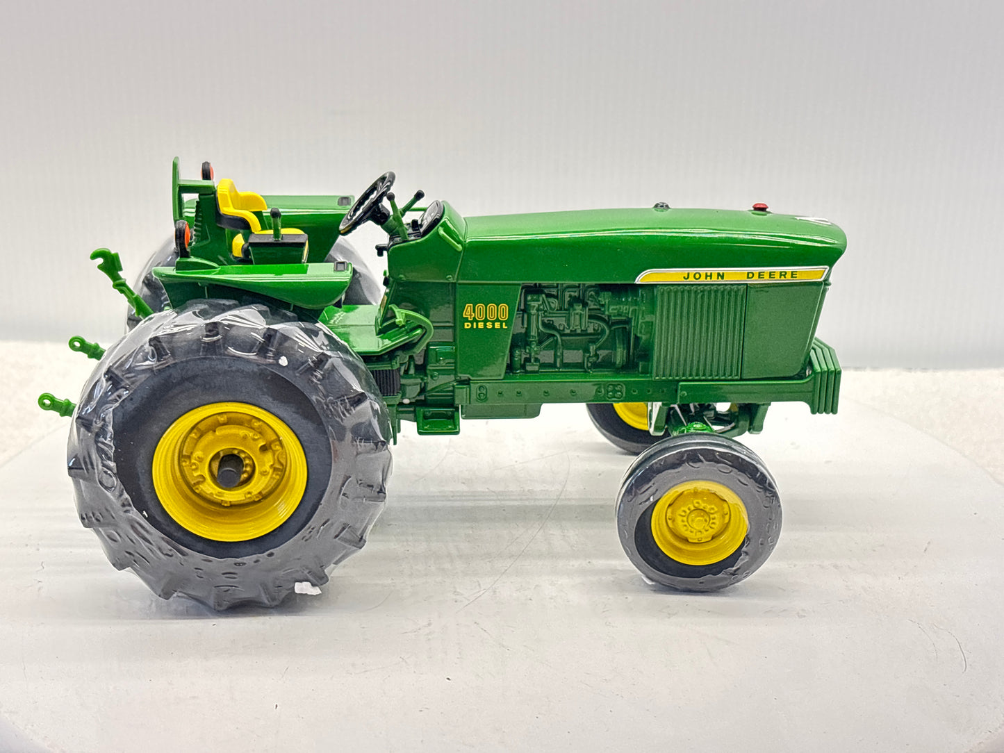 1/16 John Deere 4000 Two Cylinder