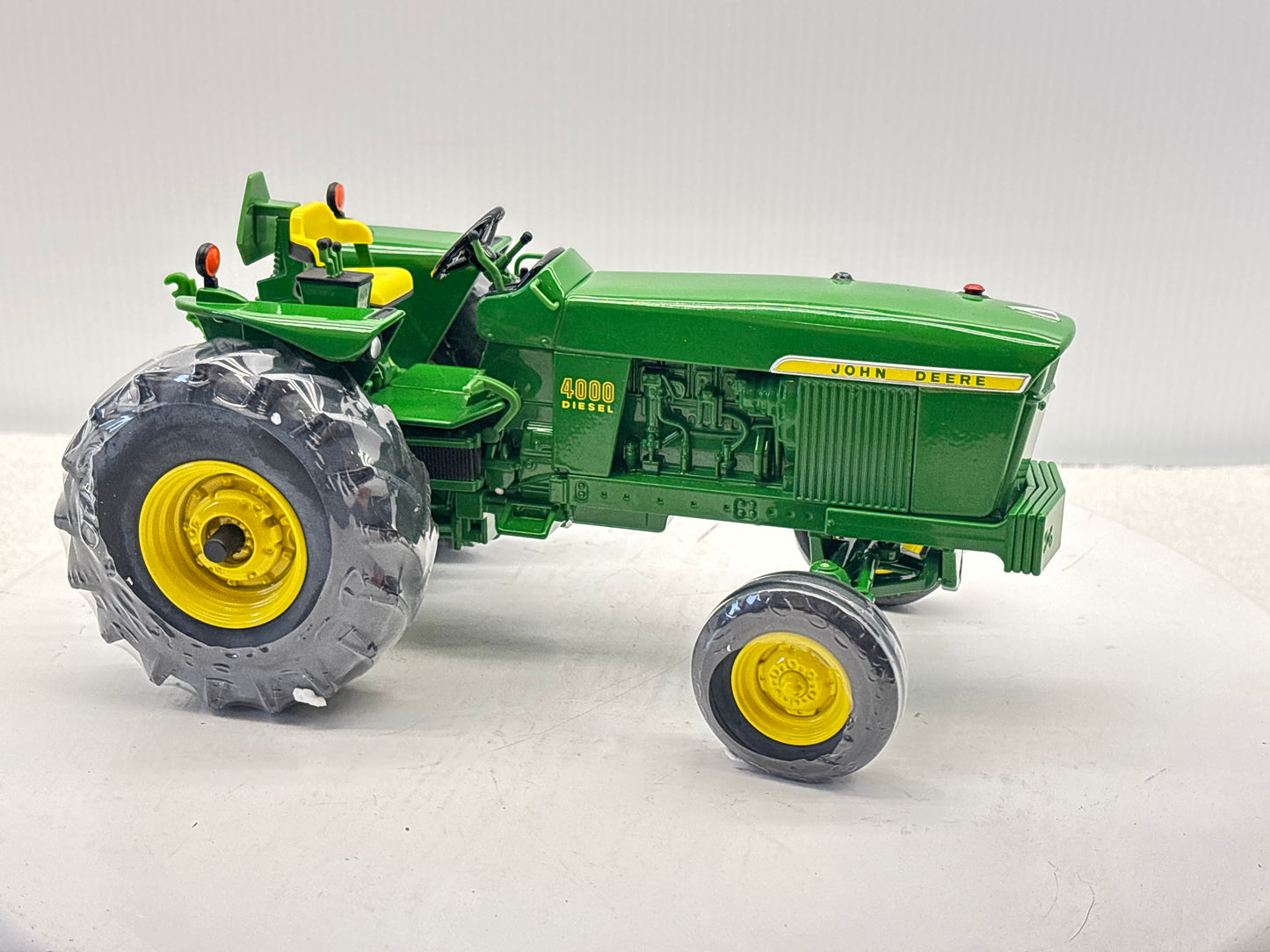 1/16 John Deere 4000 Two Cylinder