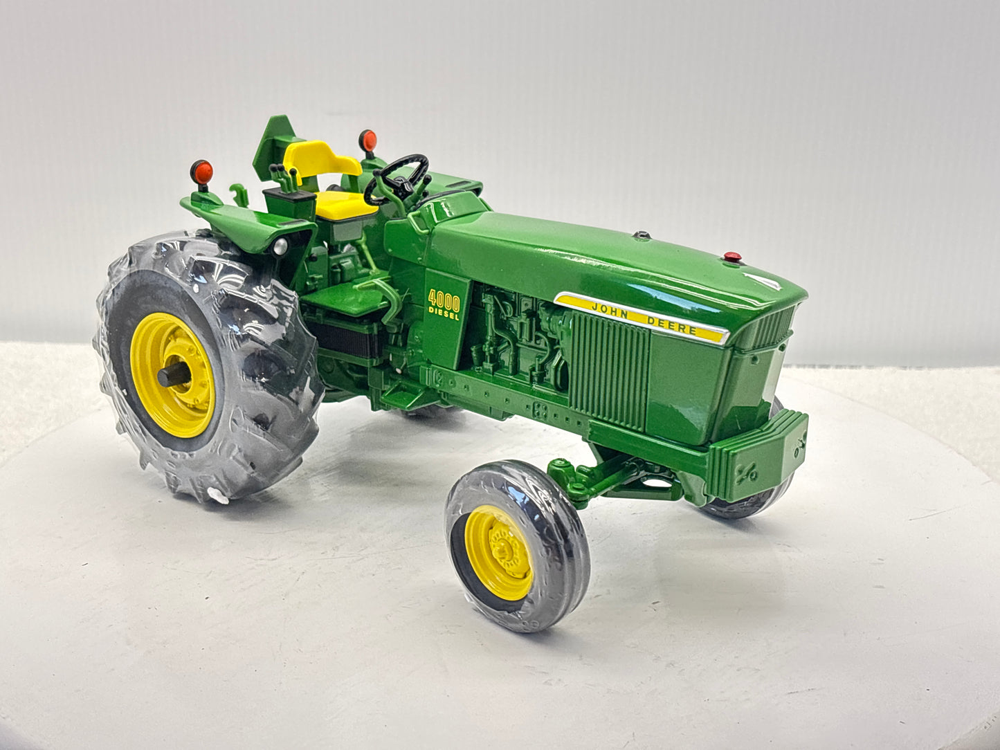 1/16 John Deere 4000 Two Cylinder