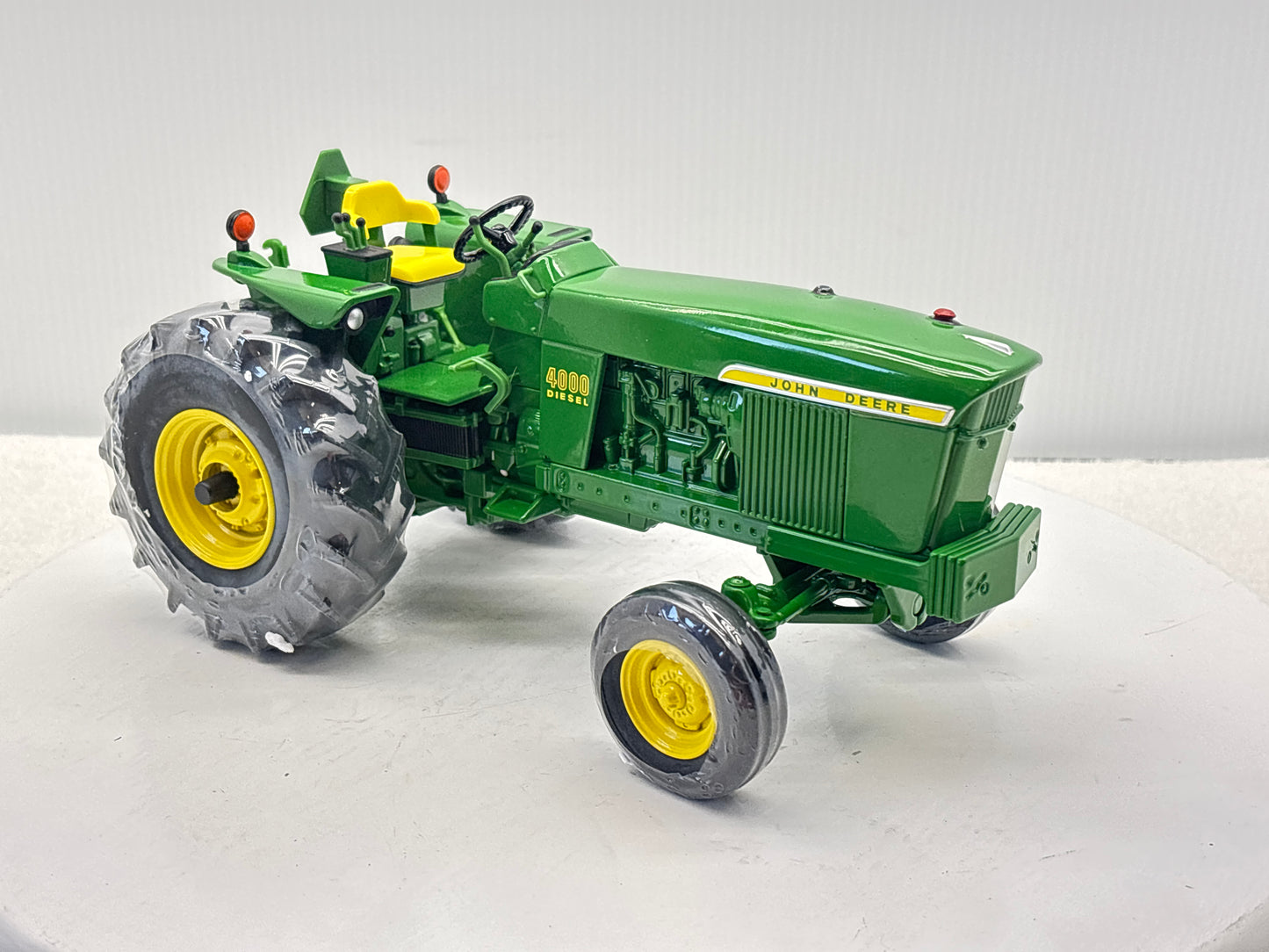 1/16 John Deere 4000 Two Cylinder