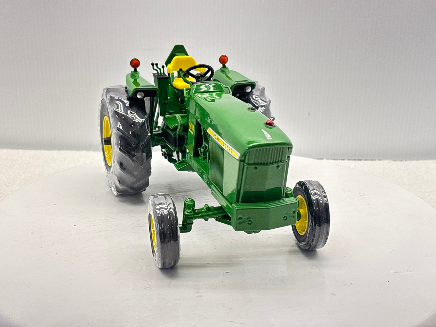 1/16 John Deere 4000 Two Cylinder