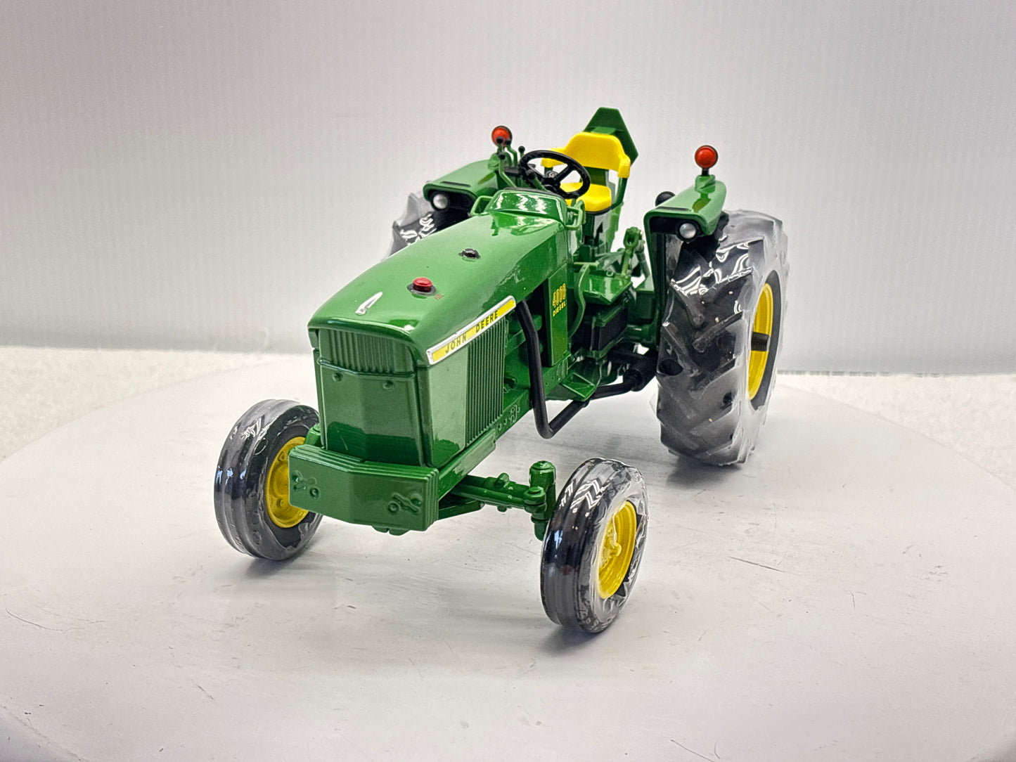 1/16 John Deere 4000 Two Cylinder