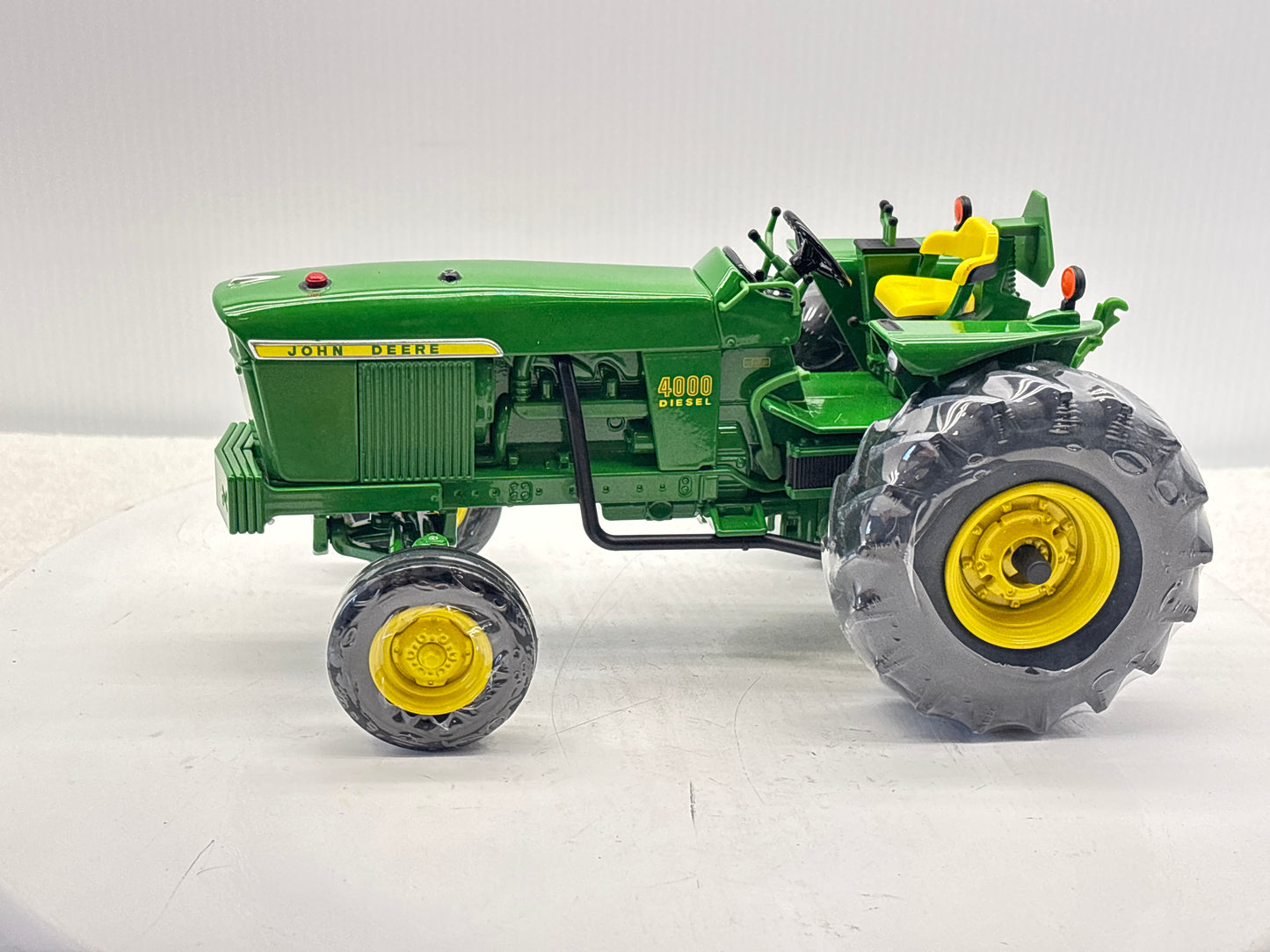 1/16 John Deere 4000 Two Cylinder