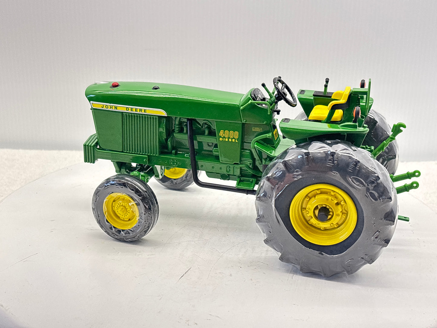 1/16 John Deere 4000 Two Cylinder