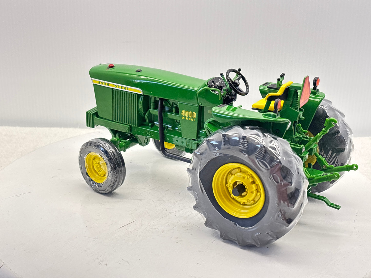 1/16 John Deere 4000 Two Cylinder