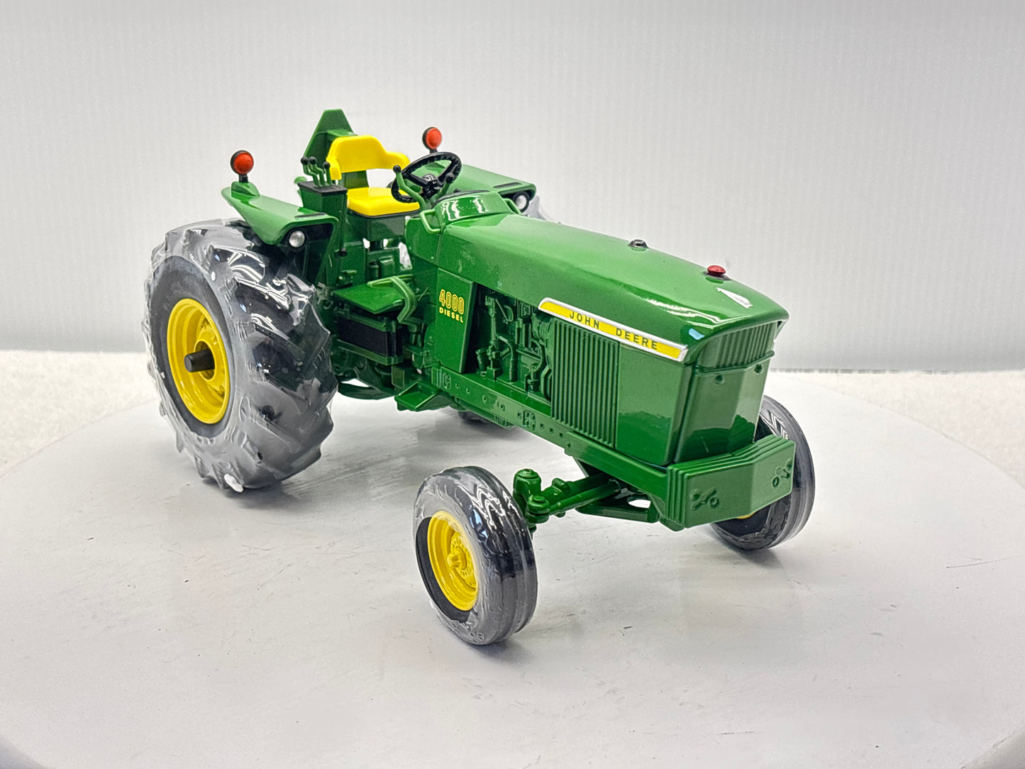 1/16 John Deere 4000 Two Cylinder