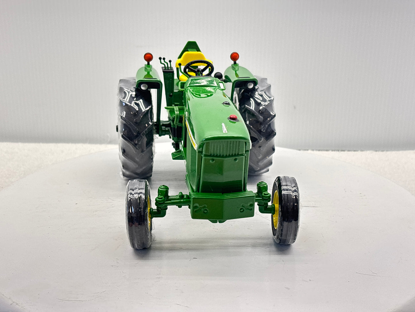 1/16 John Deere 4000 Two Cylinder