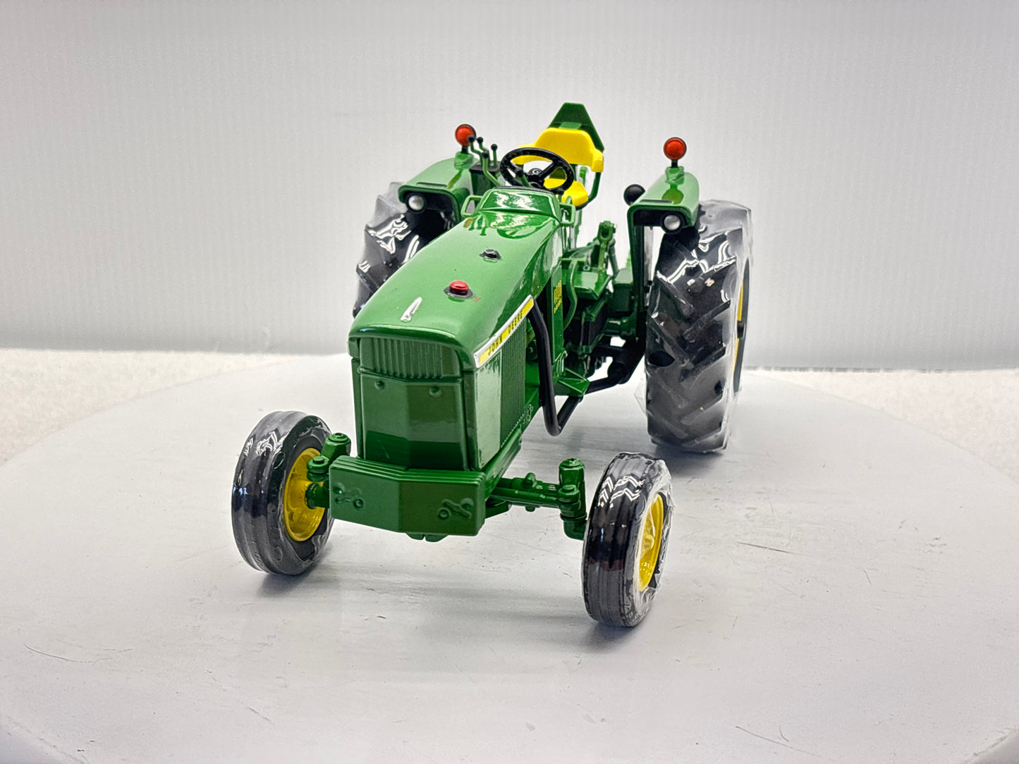 1/16 John Deere 4000 Two Cylinder