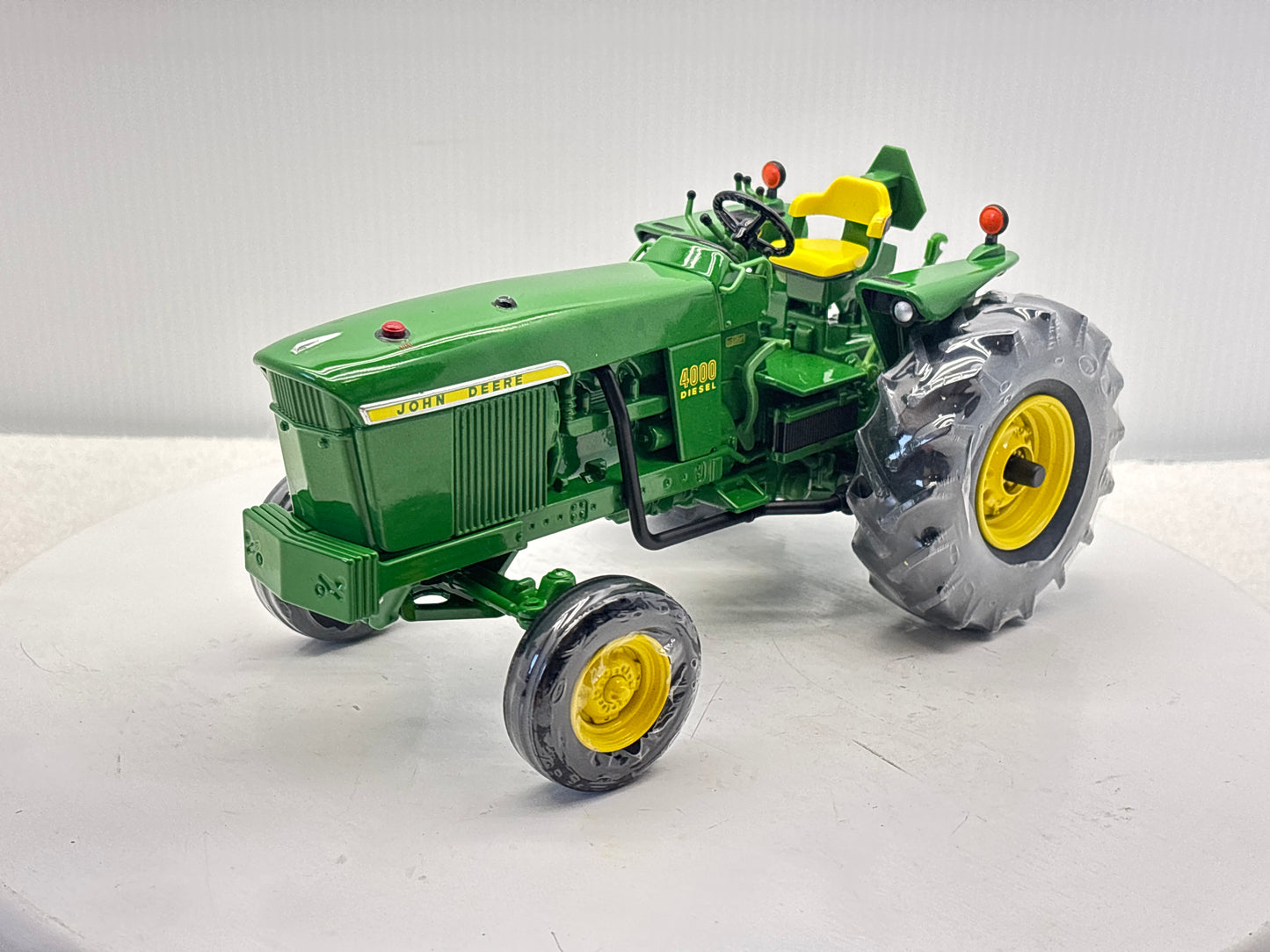 1/16 John Deere 4000 Two Cylinder