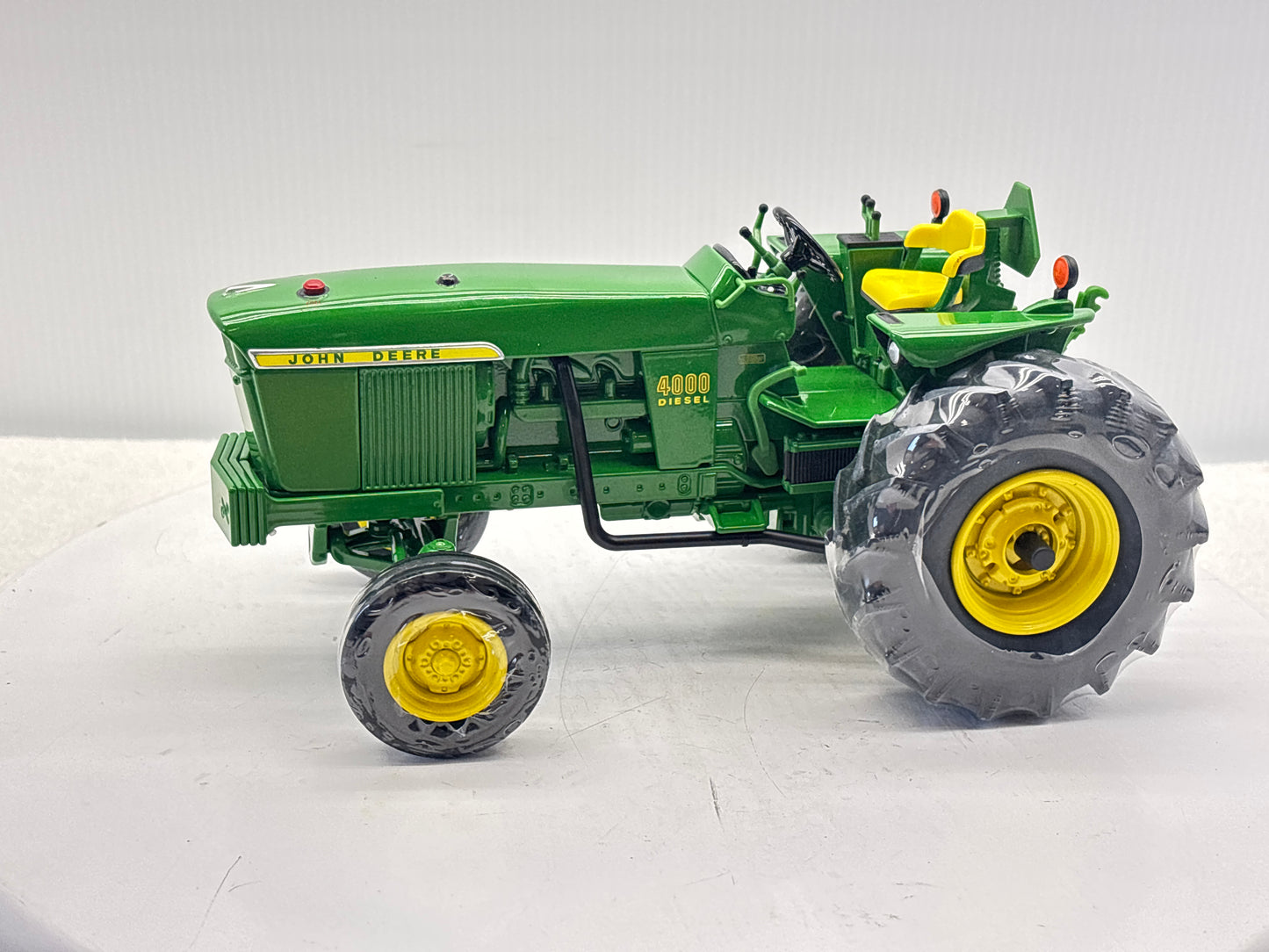 1/16 John Deere 4000 Two Cylinder