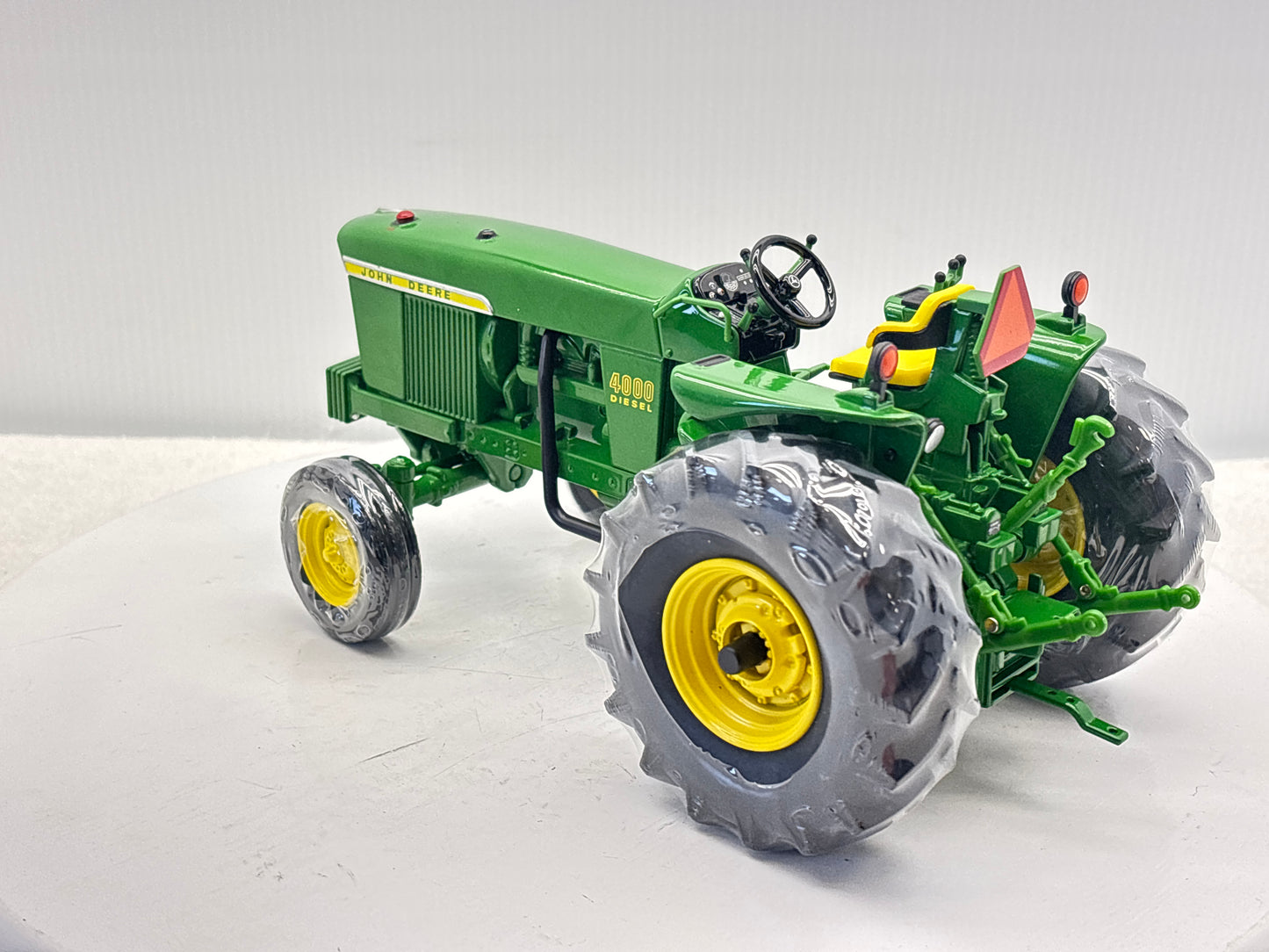1/16 John Deere 4000 Two Cylinder