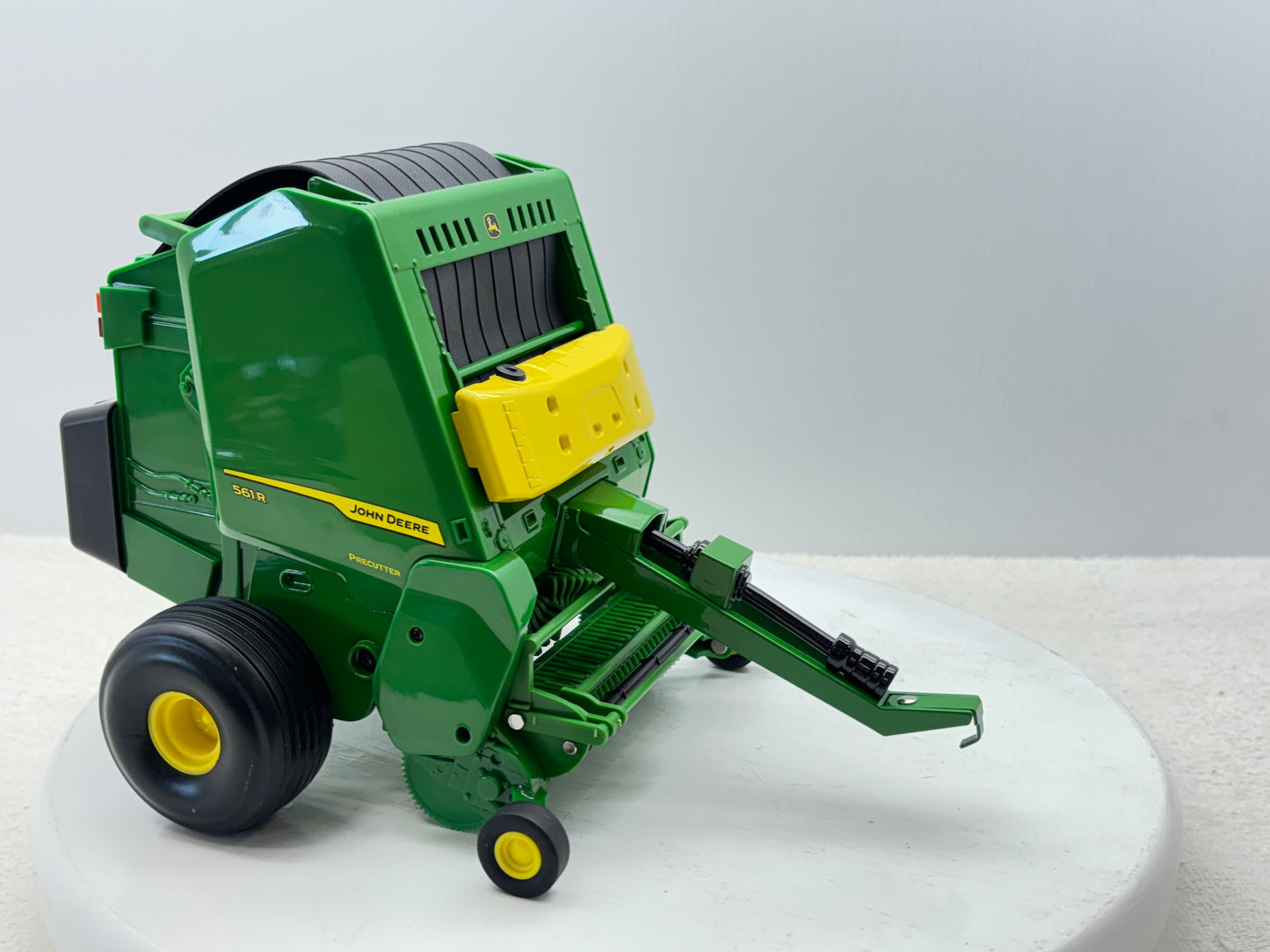 1/16 John Deere 561R