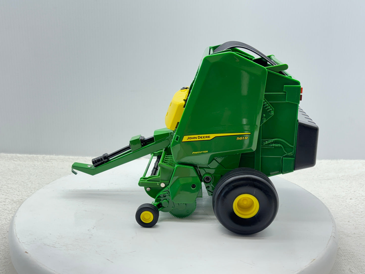 1/16 John Deere 561R