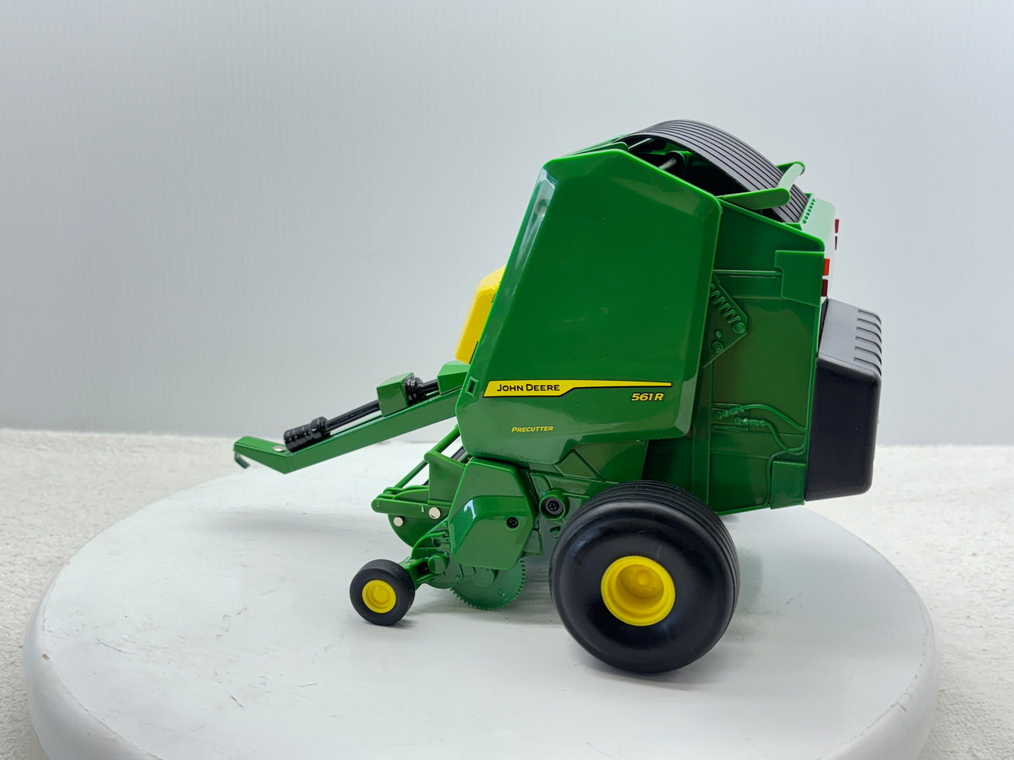 1/16 John Deere 561R