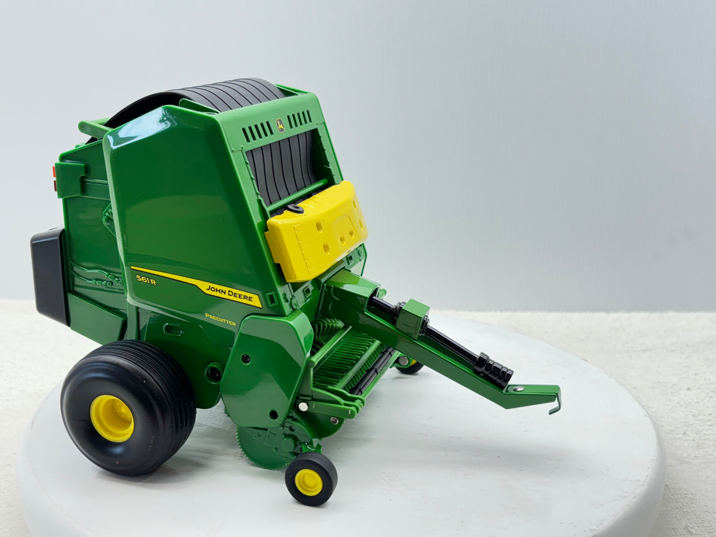 1/16 John Deere 561R