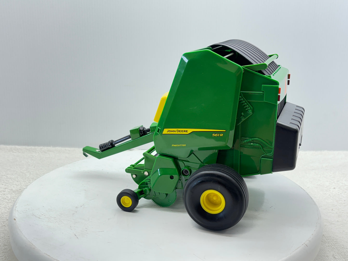 1/16 John Deere 561R