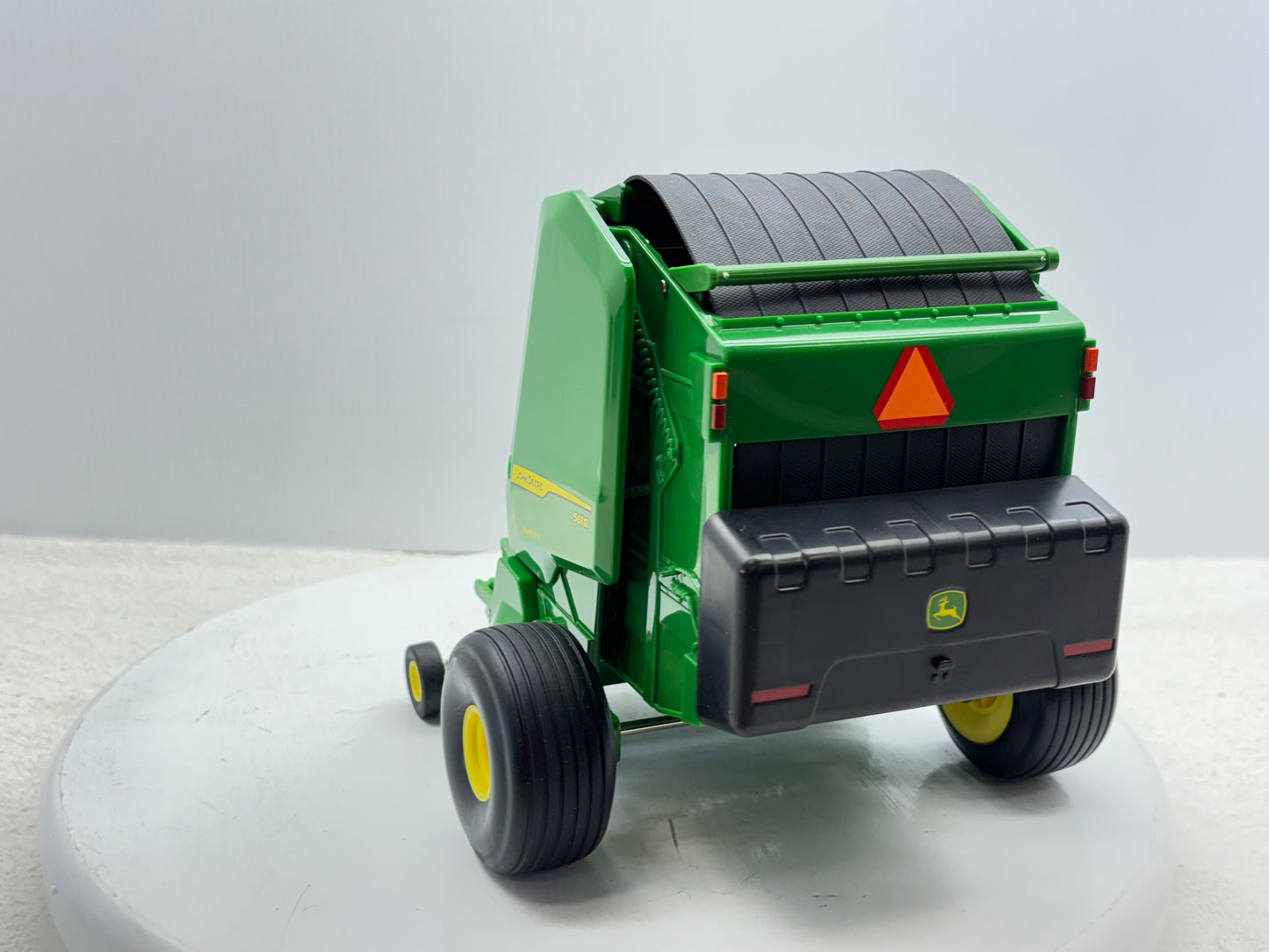 1/16 John Deere 561R