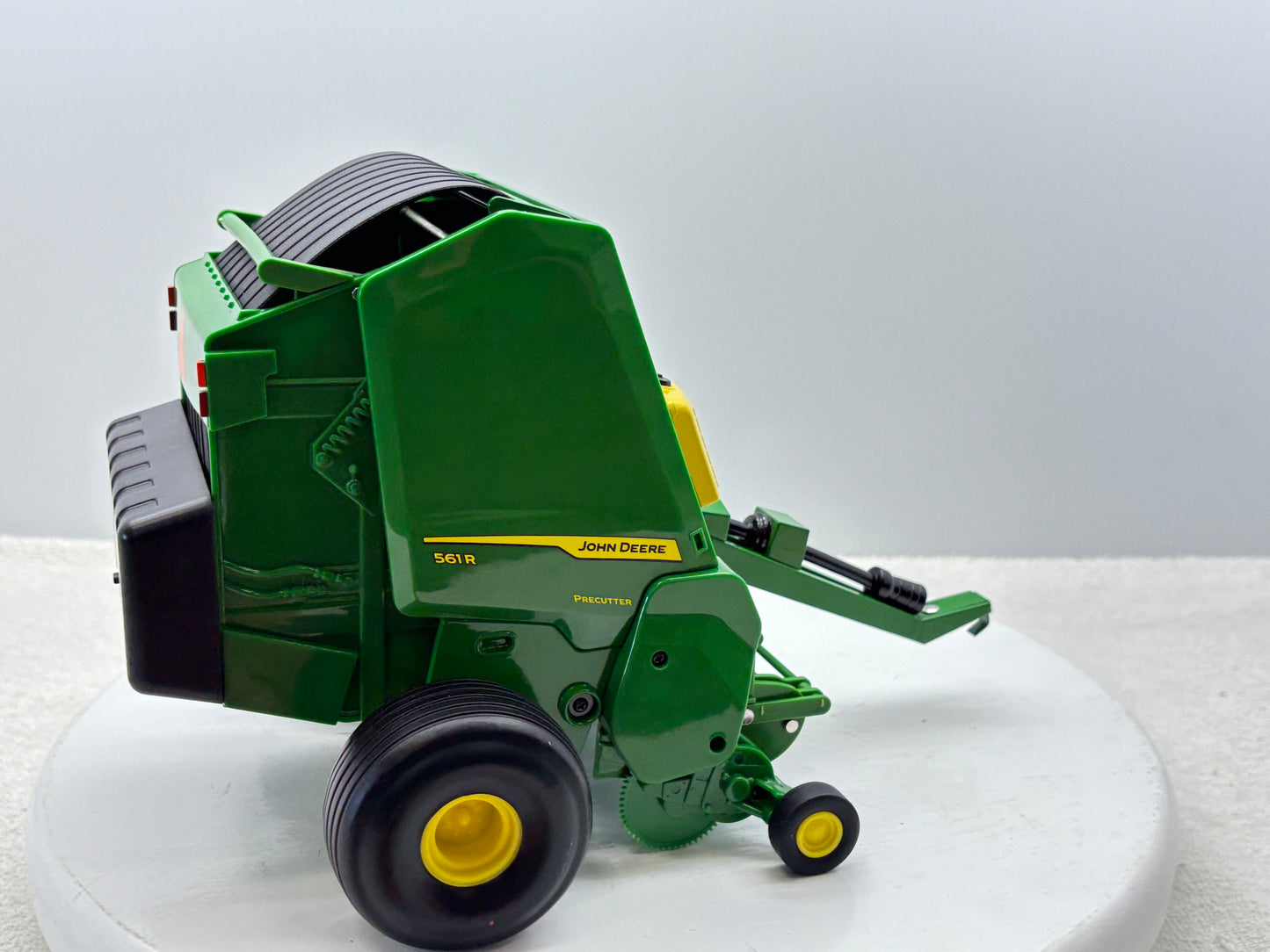1/16 John Deere 561R