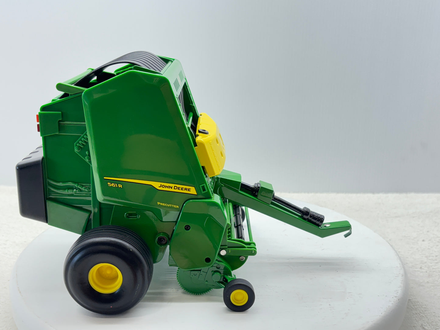 1/16 John Deere 561R