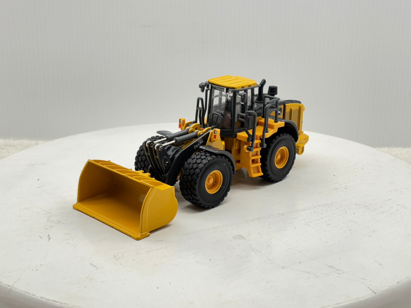 1/50 John Deere 904 P-Tier Prestige