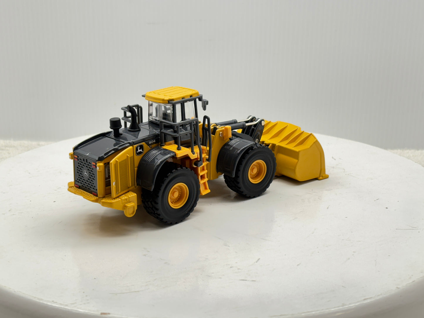 1/50 John Deere 904 P-Tier Prestige