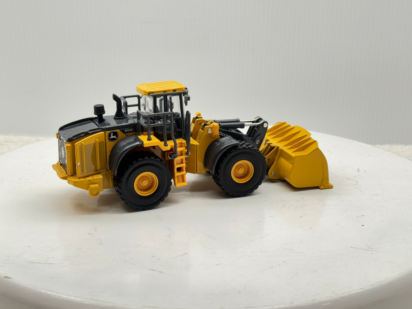 1/50 John Deere 904 P-Tier Prestige