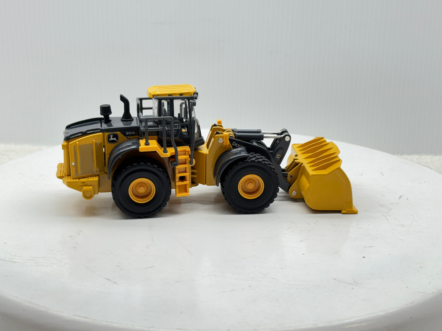 1/50 John Deere 904 P-Tier Prestige